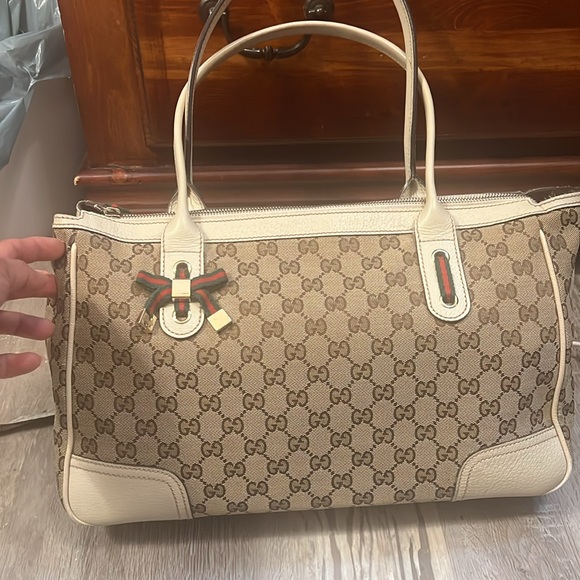 Authentic pre loved Gucci tote Bag - Picture 3 of 13